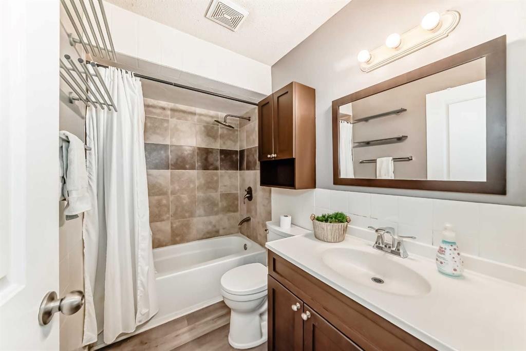 1013 Marcombe Crescent Ne, Calgary, AB - Indoor Photo Showing Bathroom