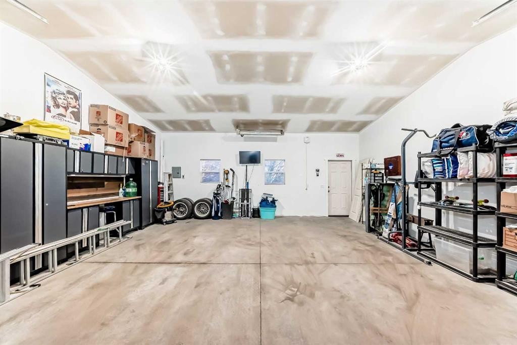 1013 Marcombe Crescent Ne, Calgary, AB - Indoor Photo Showing Garage