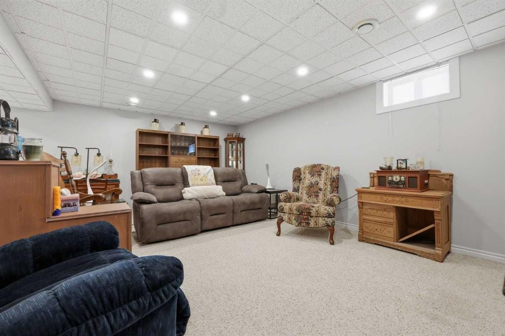 63 Huntmeadow Road Ne, Calgary, AB - Indoor Photo Showing Other Room