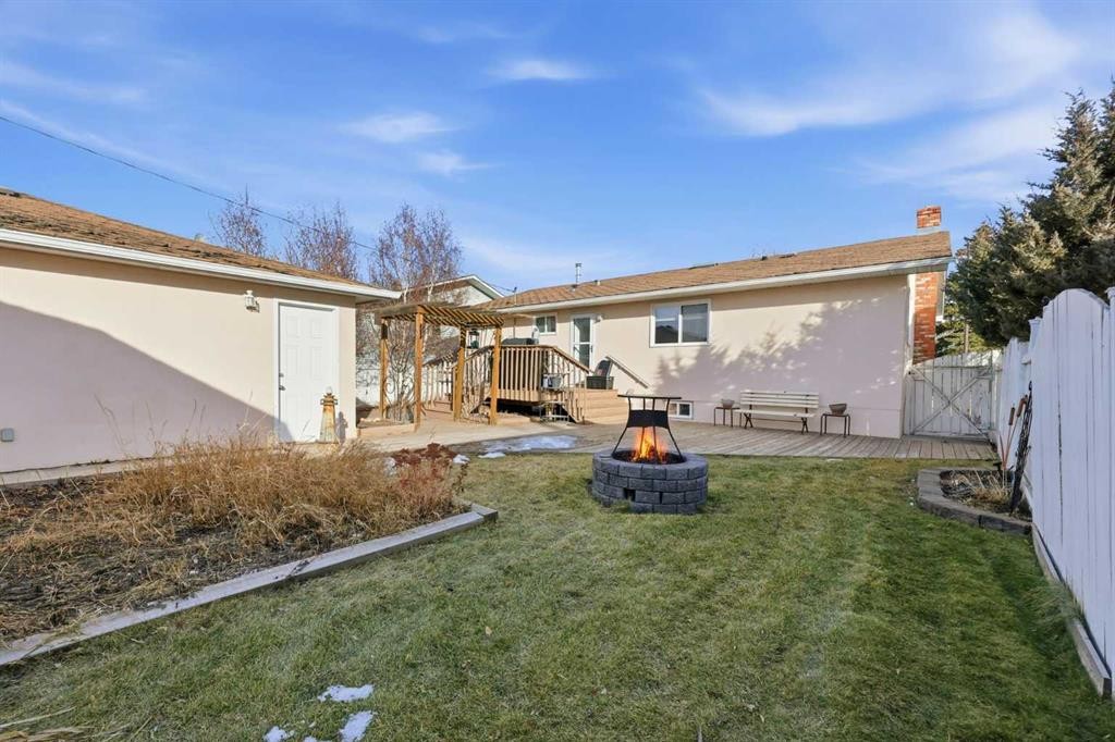 63 Huntmeadow Road Ne, Calgary, AB - Outdoor With Deck Patio Veranda