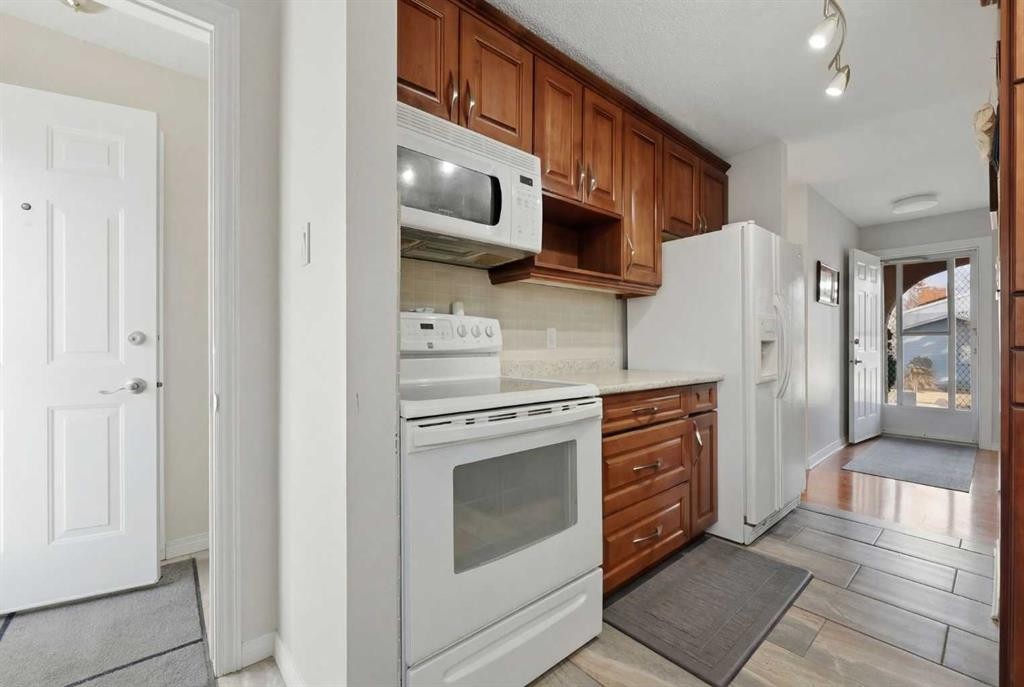 63 Huntmeadow Road Ne, Calgary, AB - Indoor Photo Showing Kitchen