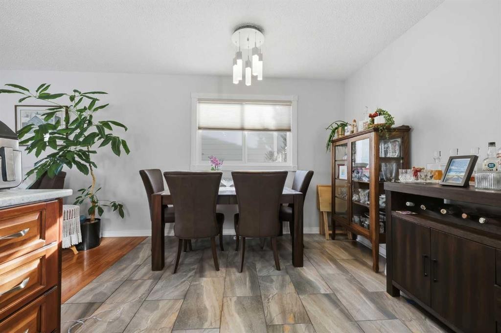 63 Huntmeadow Road Ne, Calgary, AB - Indoor Photo Showing Dining Room