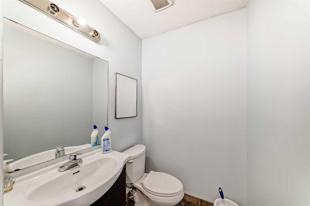 151F Pinehill Road Ne, Calgary, AB - Indoor Photo Showing Bathroom