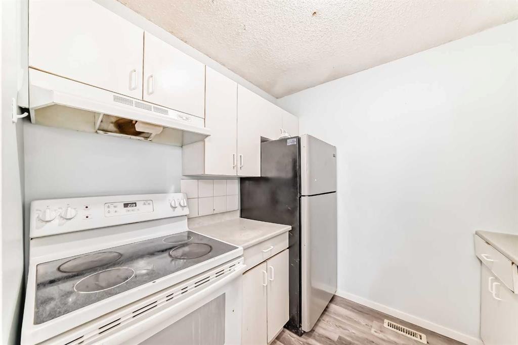 151F Pinehill Road Ne, Calgary, AB - Indoor Photo Showing Kitchen