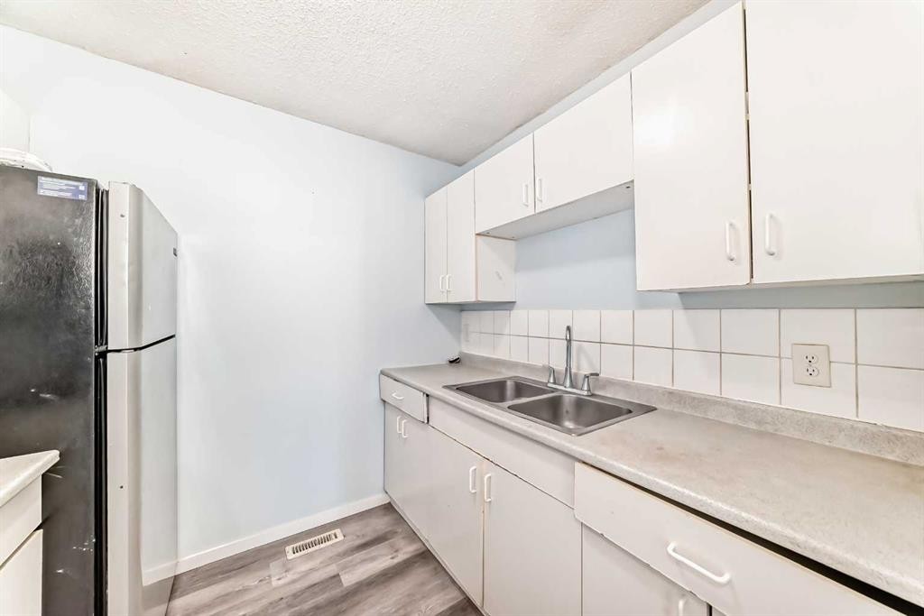 151F Pinehill Road Ne, Calgary, AB - Indoor Photo Showing Kitchen With Double Sink