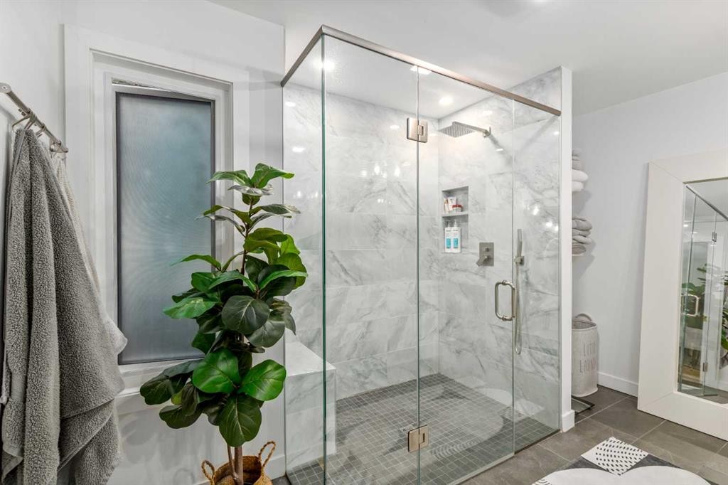 1414 Shawnee Drive, Calgary, AB - Indoor Photo Showing Bathroom