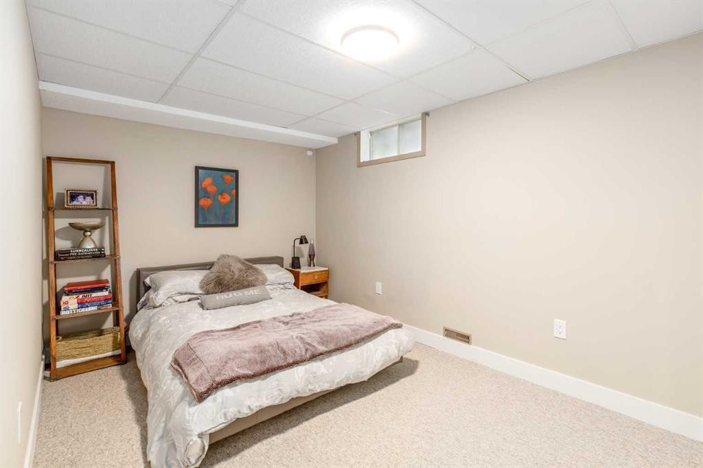 1414 Shawnee Drive, Calgary, AB - Indoor Photo Showing Bedroom