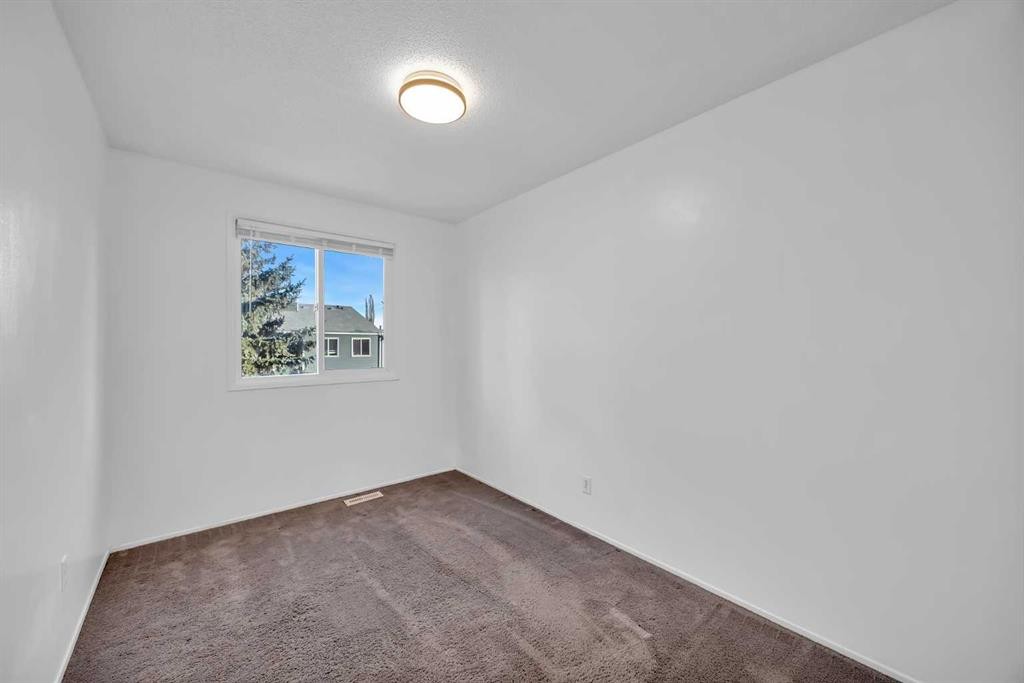 33-219 90 Avenue Se, Calgary, AB - Indoor Photo Showing Other Room