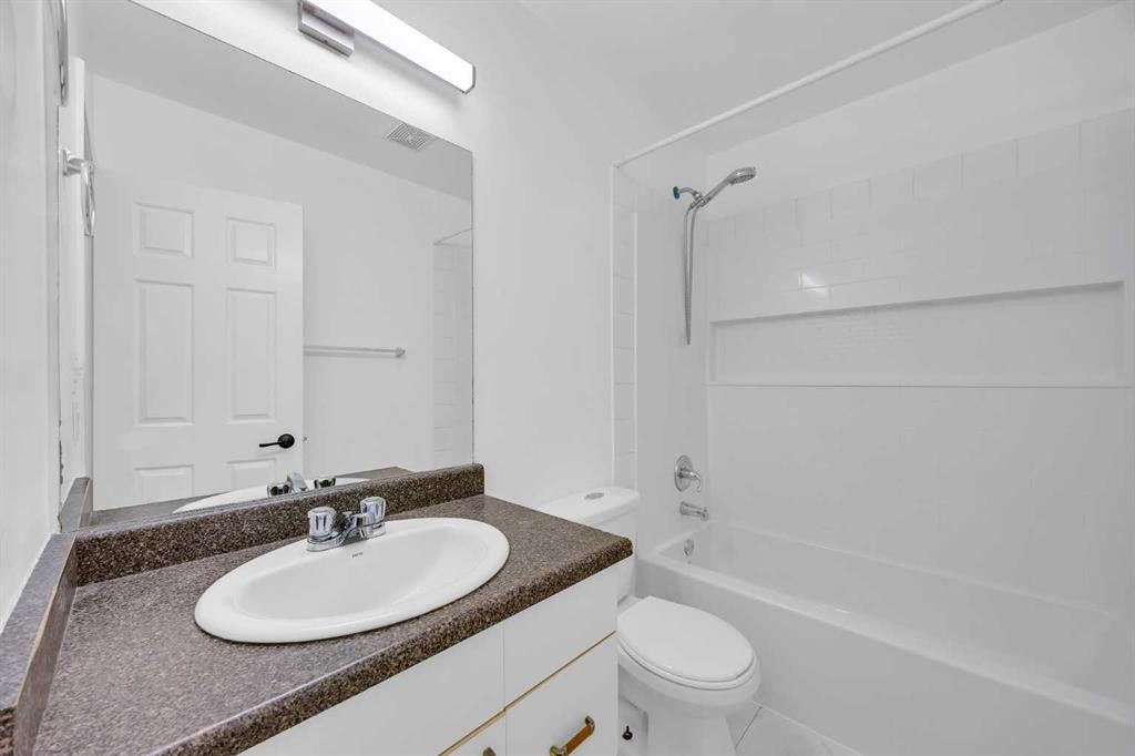 33-219 90 Avenue Se, Calgary, AB - Indoor Photo Showing Bathroom