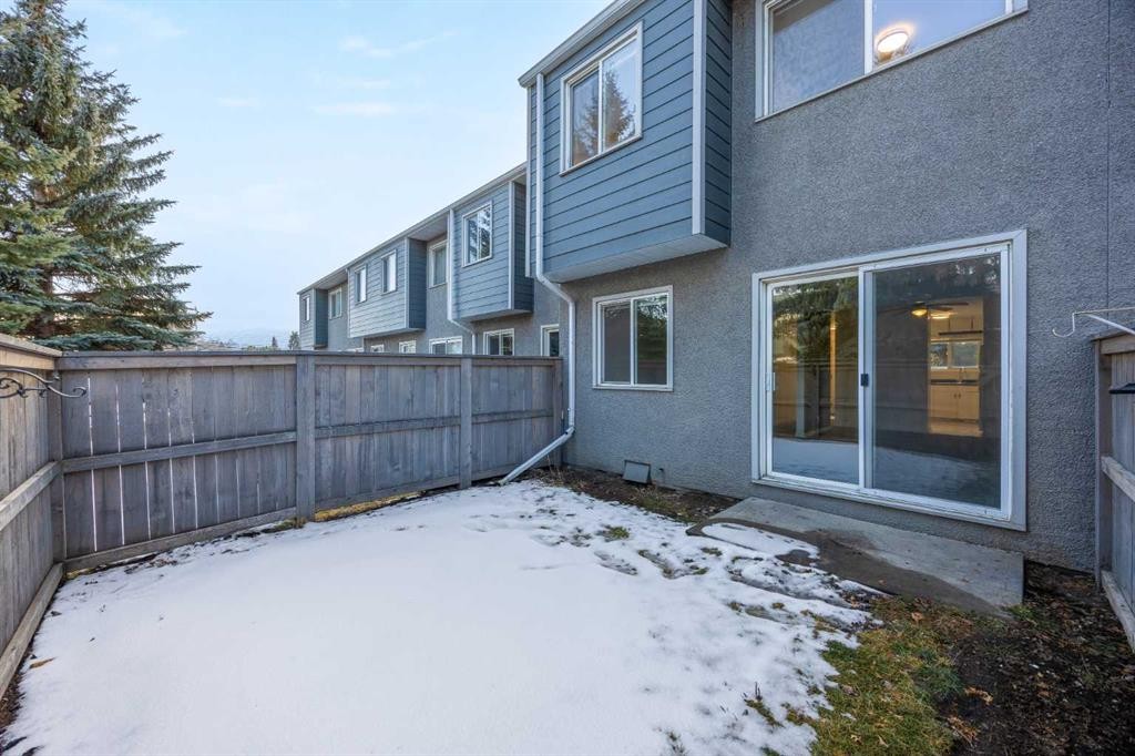 33-219 90 Avenue Se, Calgary, AB - Outdoor