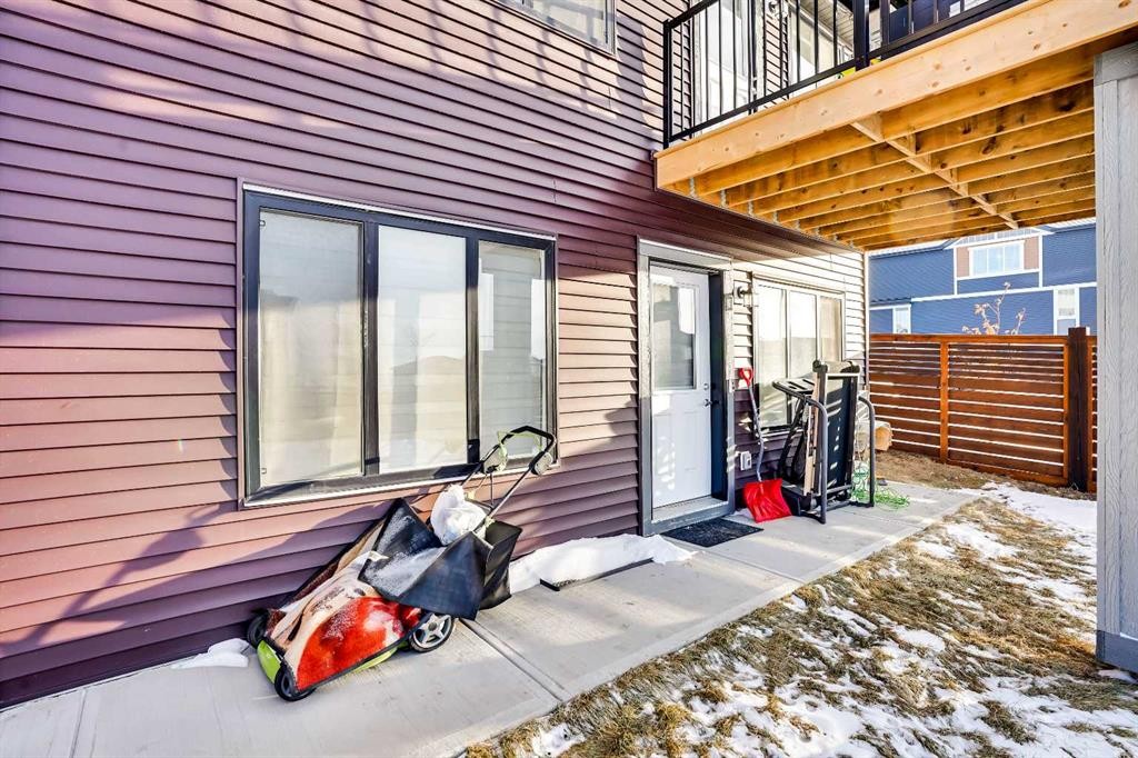 210 Lucas Close Nw, Calgary, AB - With Exterior