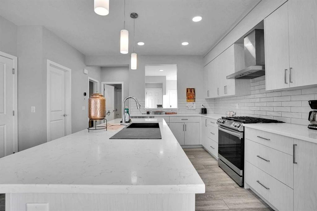 210 Lucas Close Nw, Calgary, AB - Indoor Photo Showing Kitchen With Upgraded Kitchen
