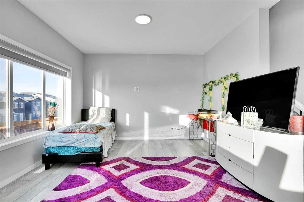 210 Lucas Close Nw, Calgary, AB - Indoor Photo Showing Bedroom