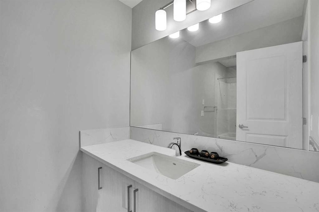 210 Lucas Close Nw, Calgary, AB - Indoor Photo Showing Bathroom