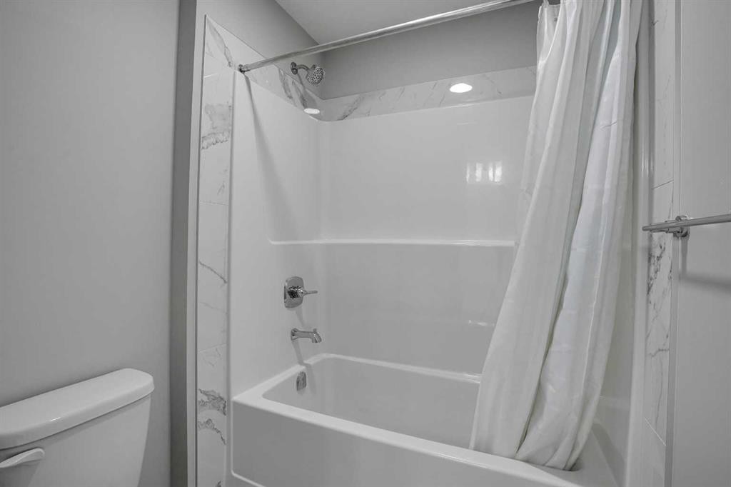 210 Lucas Close Nw, Calgary, AB - Indoor Photo Showing Bathroom
