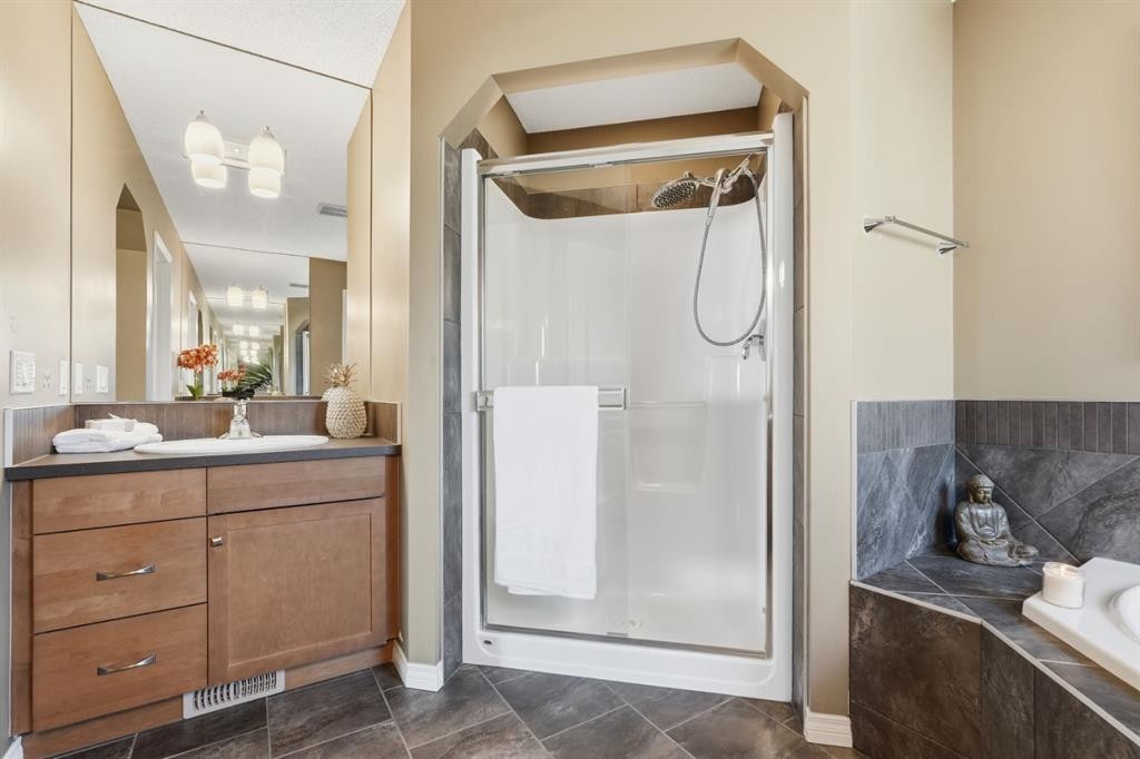 166 Cranridge Terrace Se, Calgary, AB - Indoor Photo Showing Bathroom