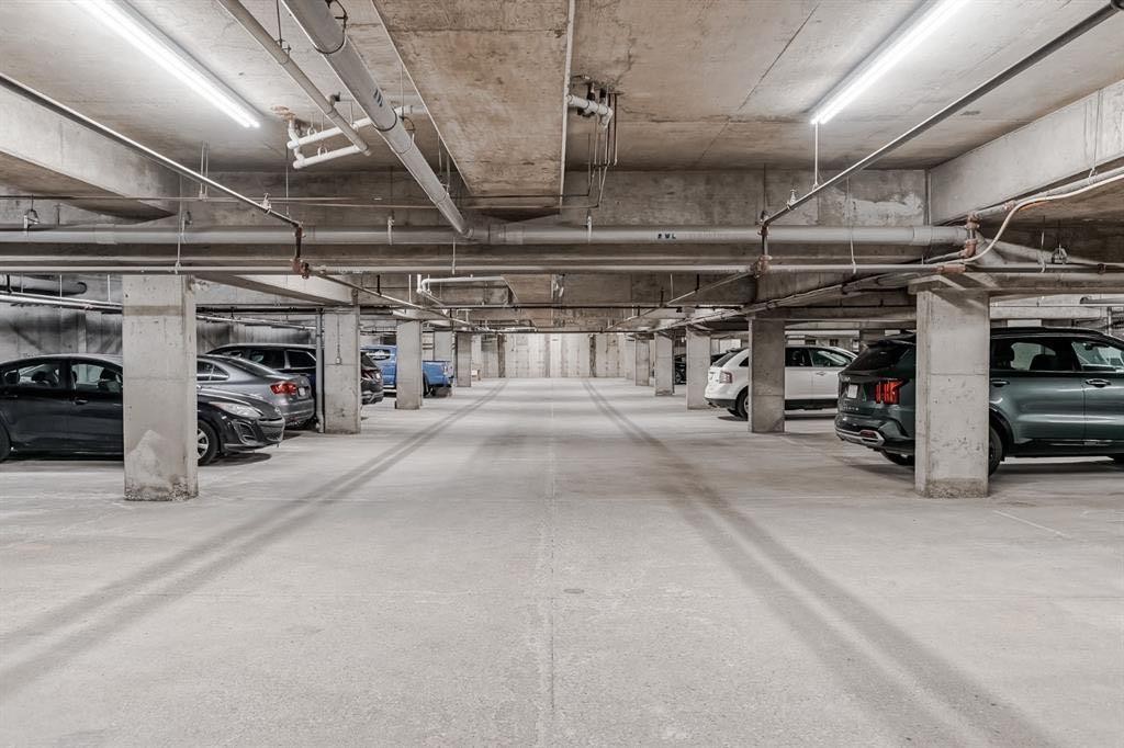 403-718 5 Street Ne, Calgary, AB - Indoor Photo Showing Garage