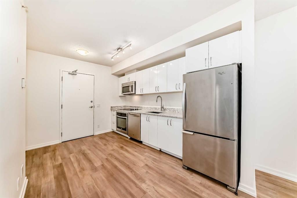 310-450 8 Avenue Se, Calgary, AB - Indoor Photo Showing Kitchen
