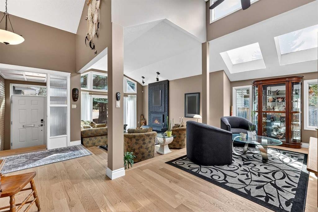 80 Oakmount Way Sw, Calgary, AB - Indoor Photo Showing Other Room