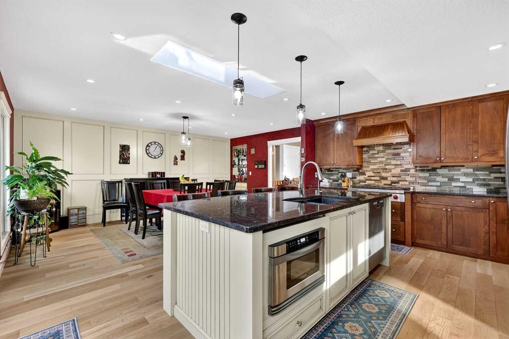 80 Oakmount Way Sw, Calgary, AB - Indoor Photo Showing Kitchen With Upgraded Kitchen