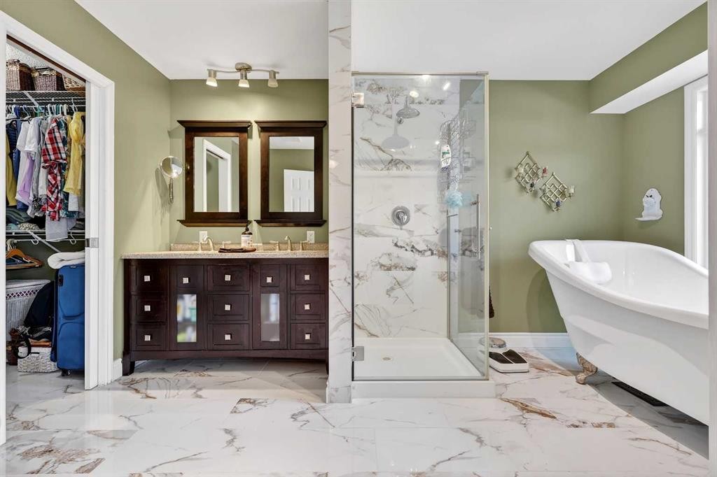 80 Oakmount Way Sw, Calgary, AB - Indoor Photo Showing Bathroom