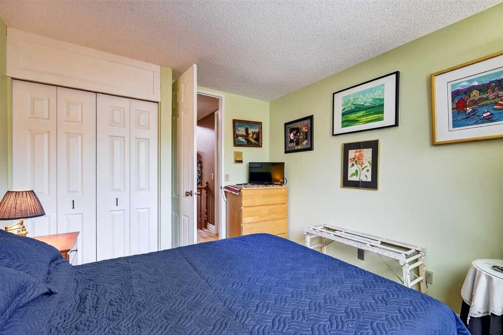 80 Oakmount Way Sw, Calgary, AB - Indoor Photo Showing Bedroom