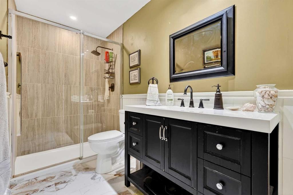 80 Oakmount Way Sw, Calgary, AB - Indoor Photo Showing Bathroom