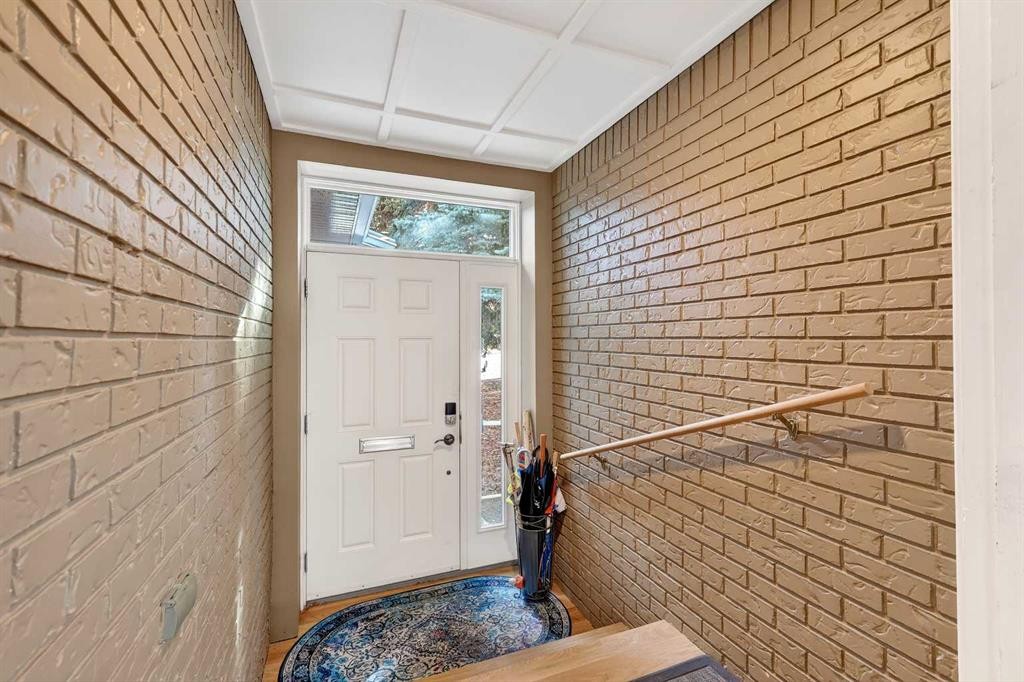 80 Oakmount Way Sw, Calgary, AB - Indoor Photo Showing Other Room