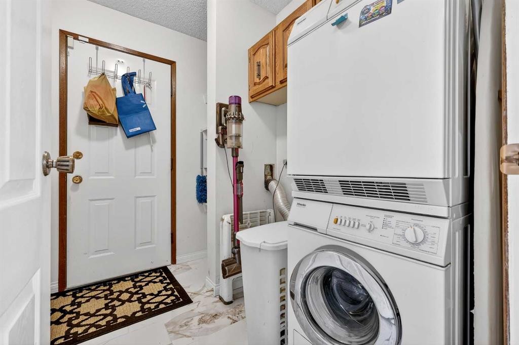 80 Oakmount Way Sw, Calgary, AB - Indoor Photo Showing Laundry Room