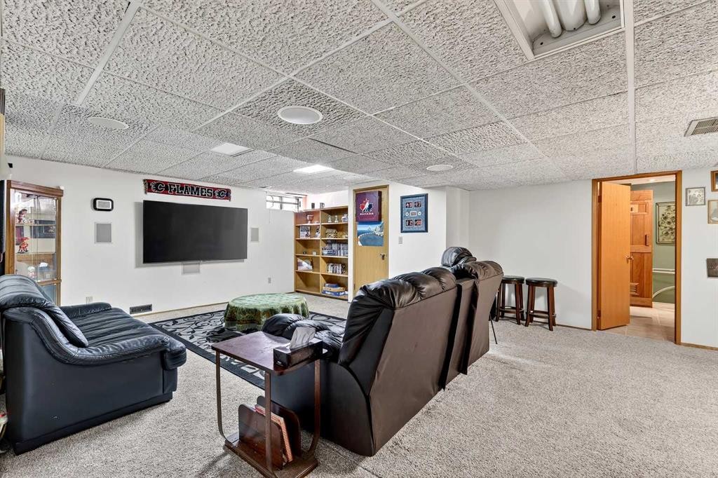 80 Oakmount Way Sw, Calgary, AB - Indoor Photo Showing Other Room