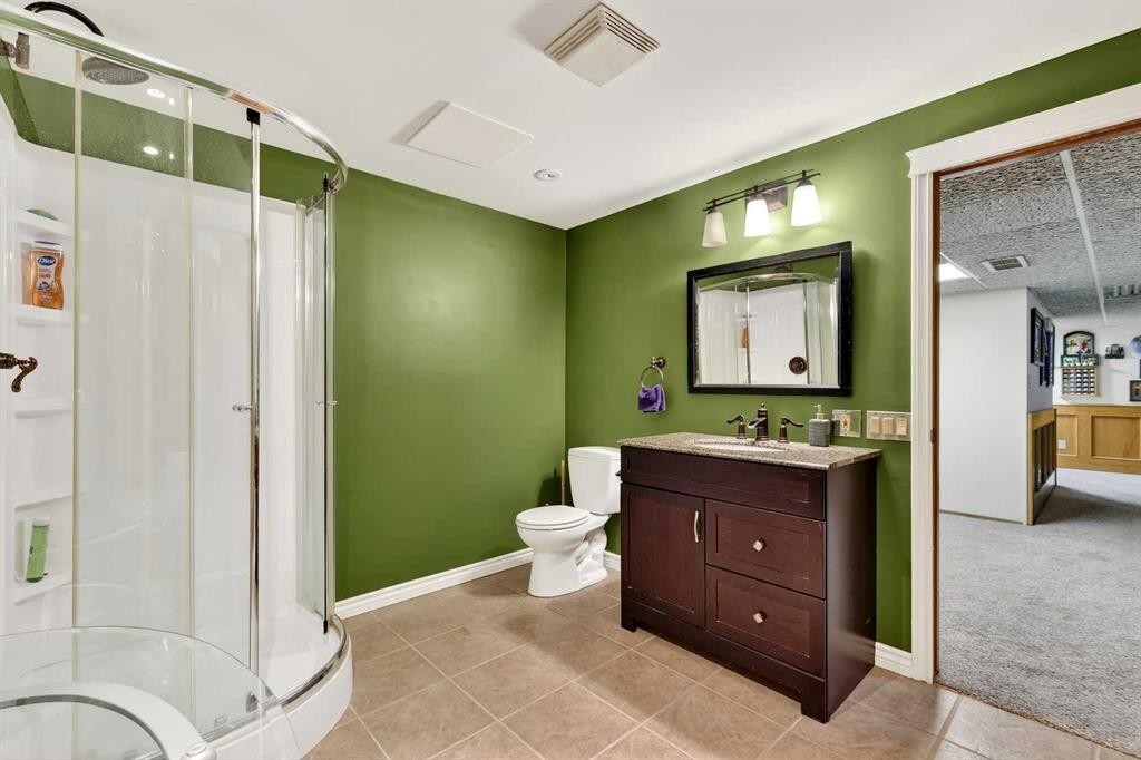 80 Oakmount Way Sw, Calgary, AB - Indoor Photo Showing Bathroom