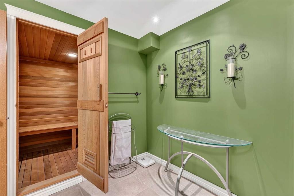 80 Oakmount Way Sw, Calgary, AB - Indoor Photo Showing Other Room