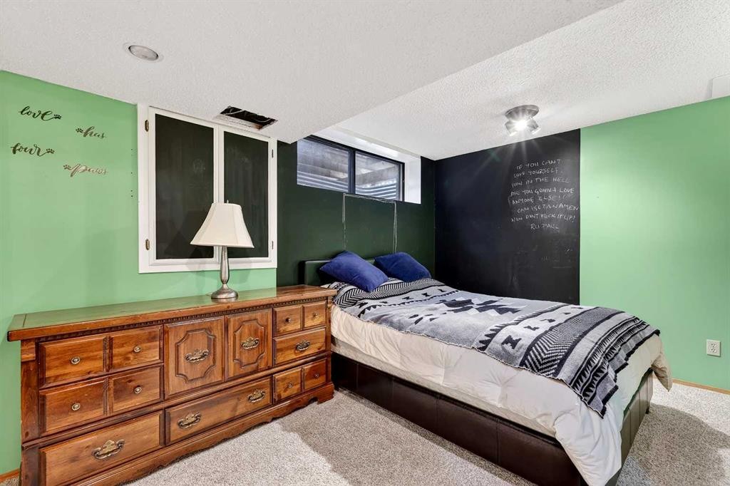 80 Oakmount Way Sw, Calgary, AB - Indoor Photo Showing Bedroom