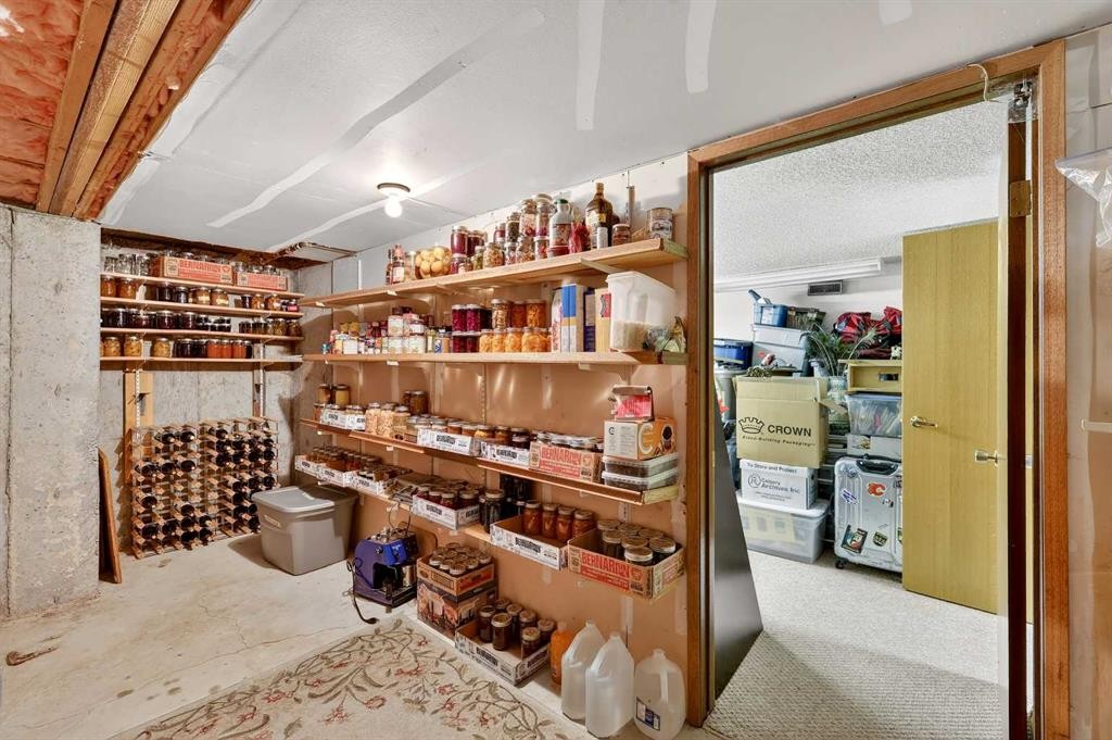 80 Oakmount Way Sw, Calgary, AB - Indoor Photo Showing Other Room