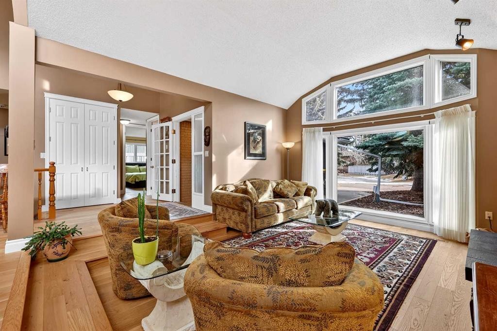 80 Oakmount Way Sw, Calgary, AB - Indoor Photo Showing Living Room