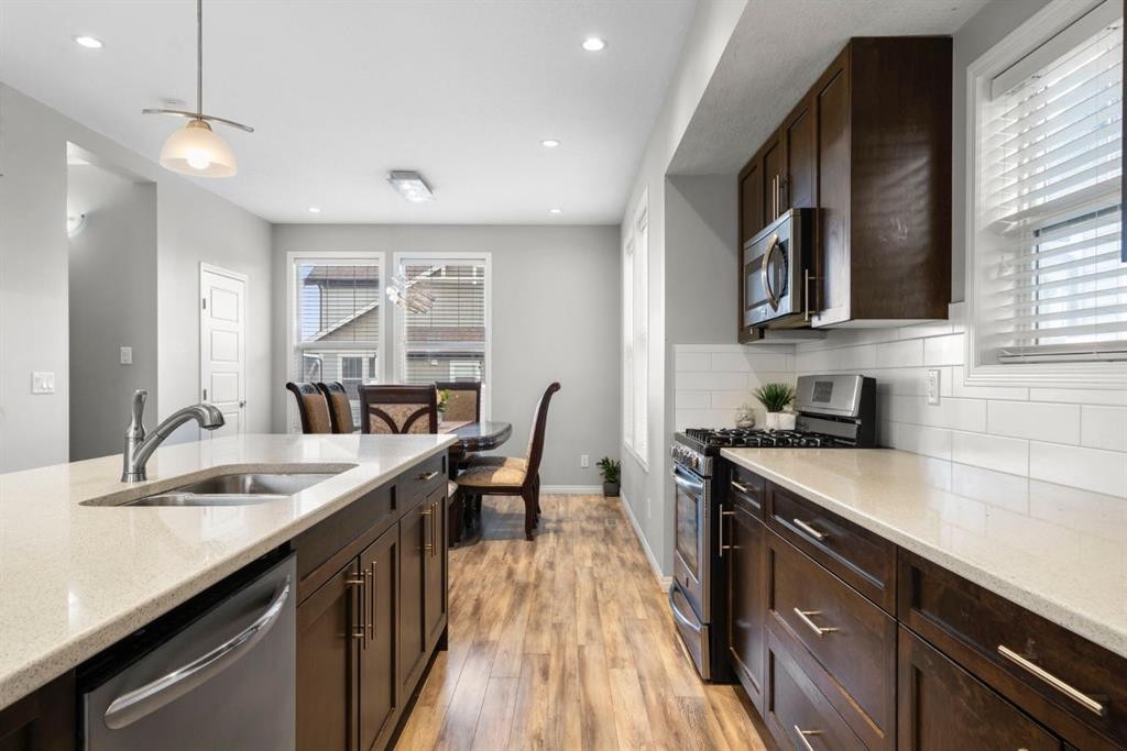 2001-280 Williamstown Close Nw, Airdrie, AB - Indoor Photo Showing Kitchen With Double Sink With Upgraded Kitchen