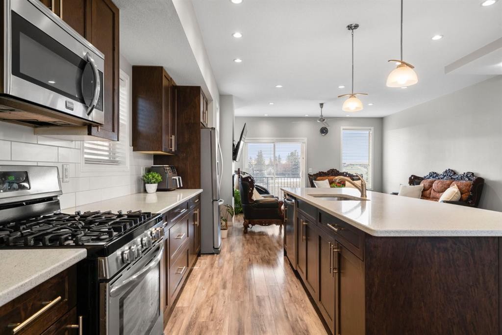 2001-280 Williamstown Close Nw, Airdrie, AB - Indoor Photo Showing Kitchen With Upgraded Kitchen