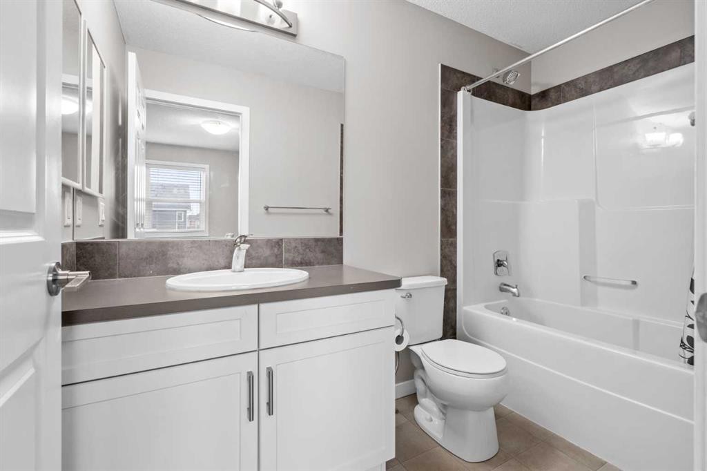 368 Redstone Drive Ne, Calgary, AB - Indoor Photo Showing Bathroom