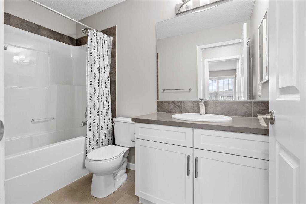 368 Redstone Drive Ne, Calgary, AB - Indoor Photo Showing Bathroom