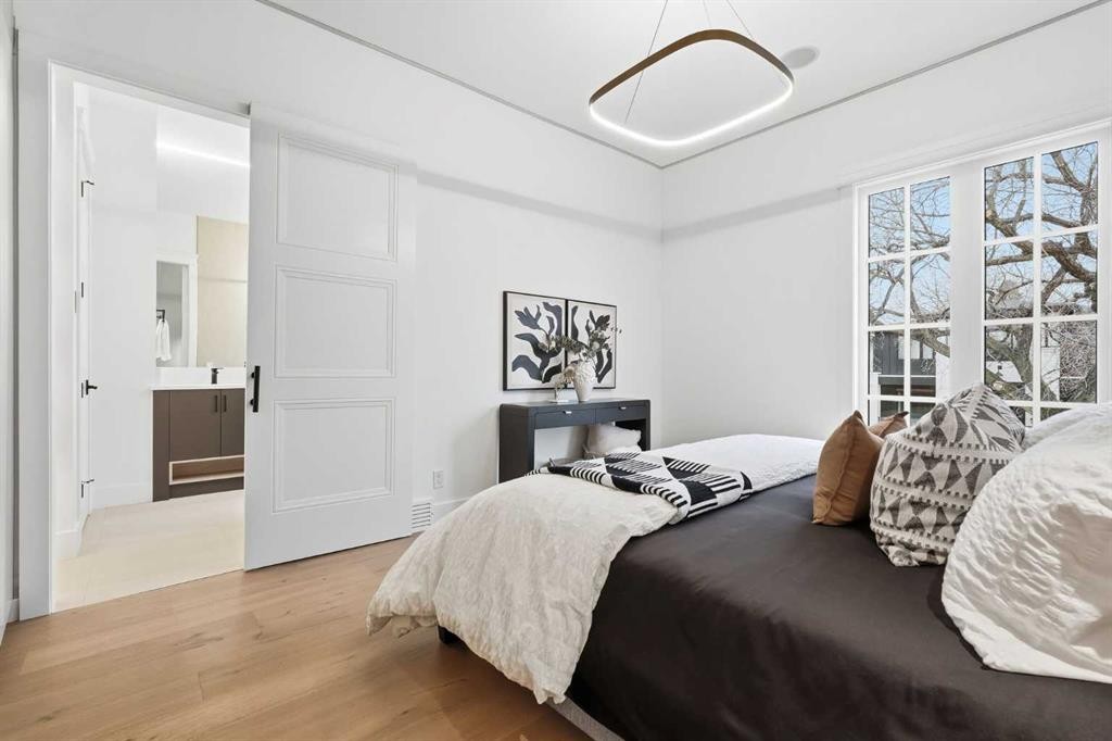 134 Lissington Drive Sw, Calgary, AB - Indoor Photo Showing Bedroom