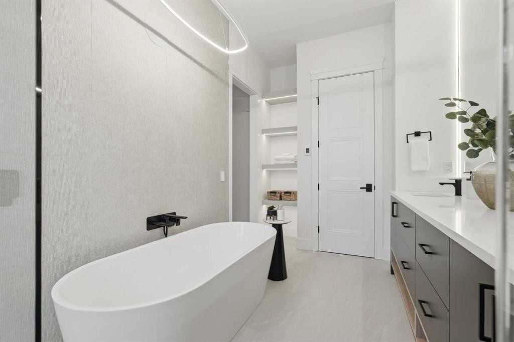 134 Lissington Drive Sw, Calgary, AB - Indoor Photo Showing Bathroom