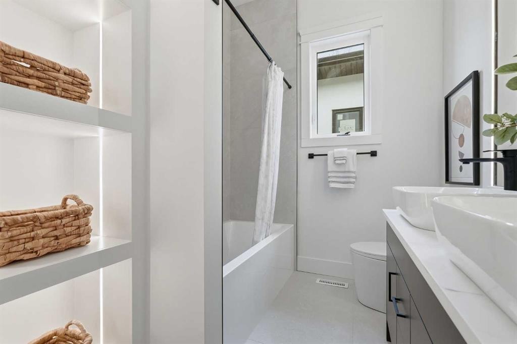 134 Lissington Drive Sw, Calgary, AB - Indoor Photo Showing Bathroom