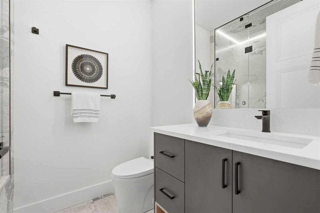 134 Lissington Drive Sw, Calgary, AB - Indoor Photo Showing Bathroom