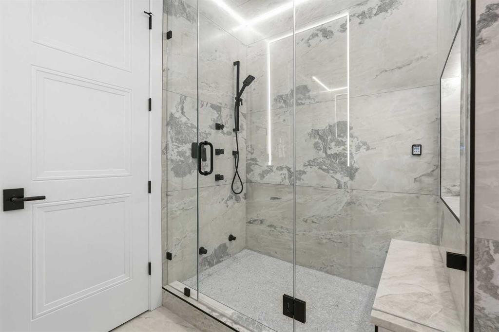 134 Lissington Drive Sw, Calgary, AB - Indoor Photo Showing Bathroom