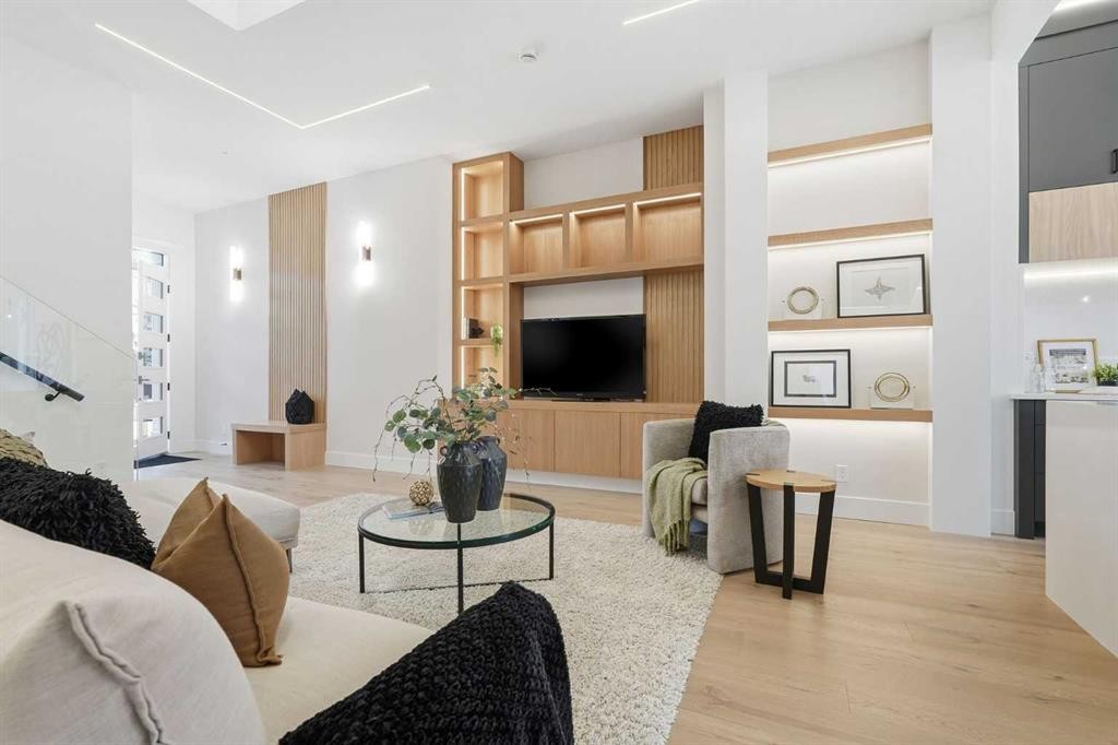 134 Lissington Drive Sw, Calgary, AB - Indoor Photo Showing Other Room