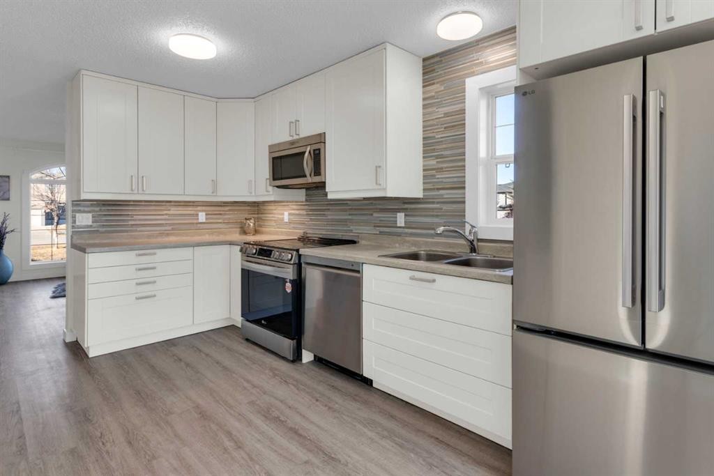 103 Canoe Square Sw, Airdrie, AB - Indoor Photo Showing Kitchen With Double Sink With Upgraded Kitchen
