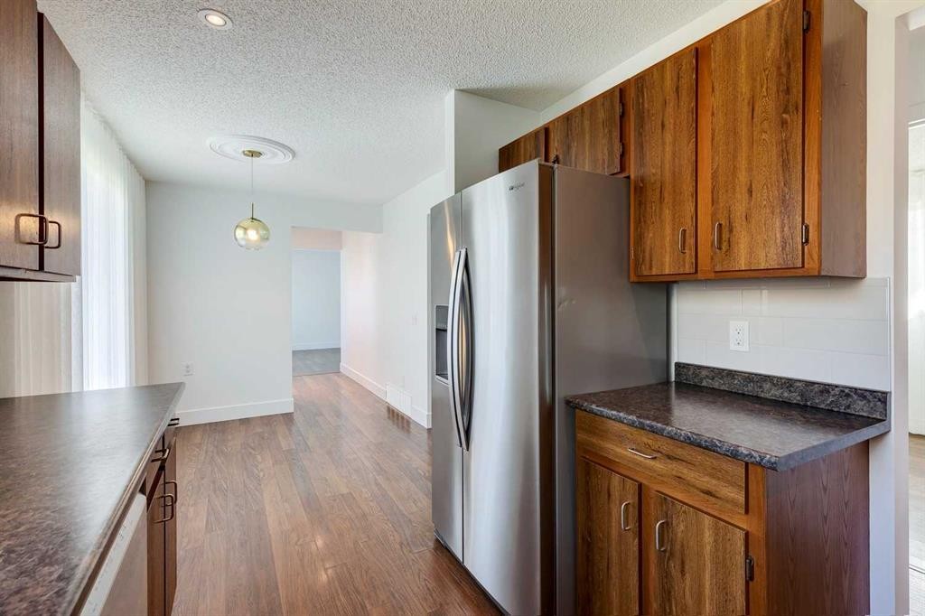 23 Erin Grove Court Se, Calgary, AB - Indoor Photo Showing Kitchen