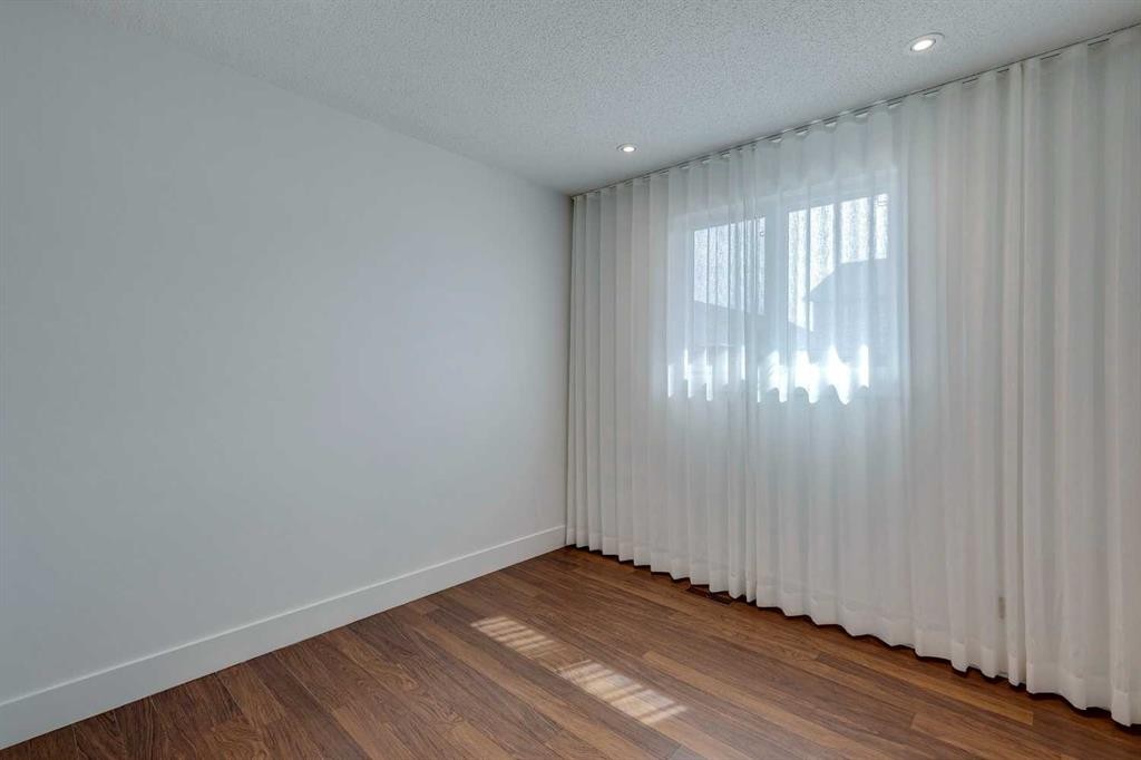 23 Erin Grove Court Se, Calgary, AB - Indoor Photo Showing Other Room