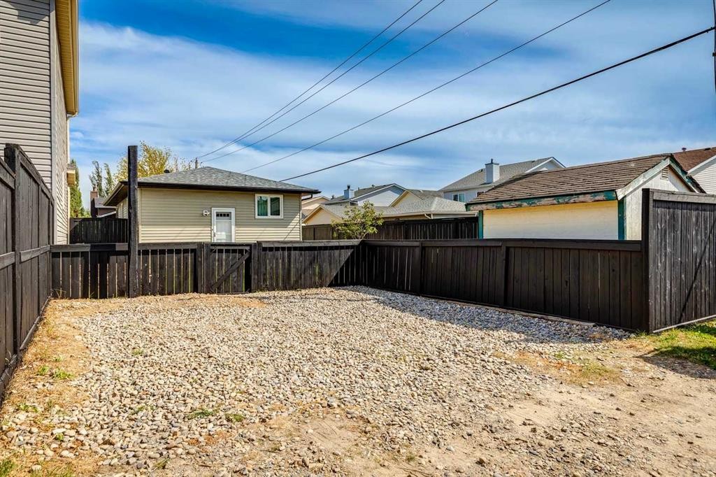 23 Erin Grove Court Se, Calgary, AB - Outdoor