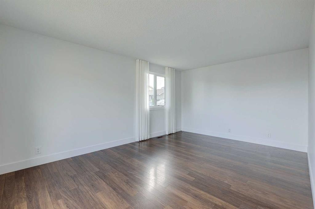 23 Erin Grove Court Se, Calgary, AB - Indoor Photo Showing Other Room